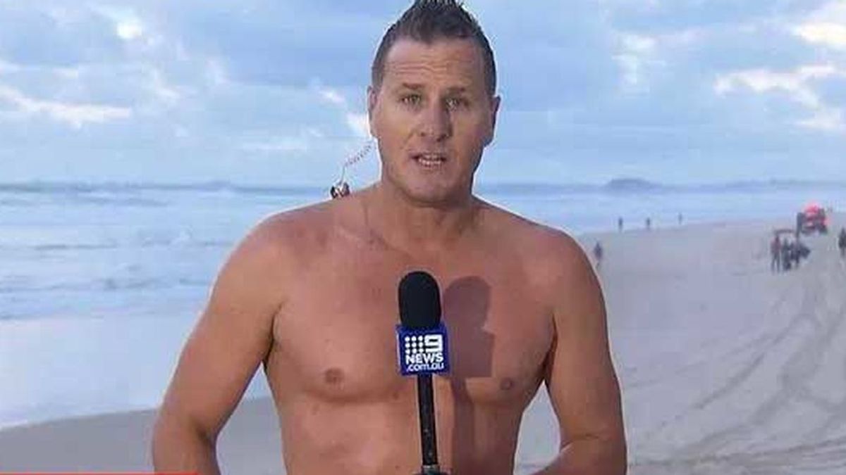 Un hombre del tiempo saca un cadáver del mar y salva a otro hombre en pleno directo Un hombre del tiempo saca un cadáver del mar y salva a otro hombre en pleno directo