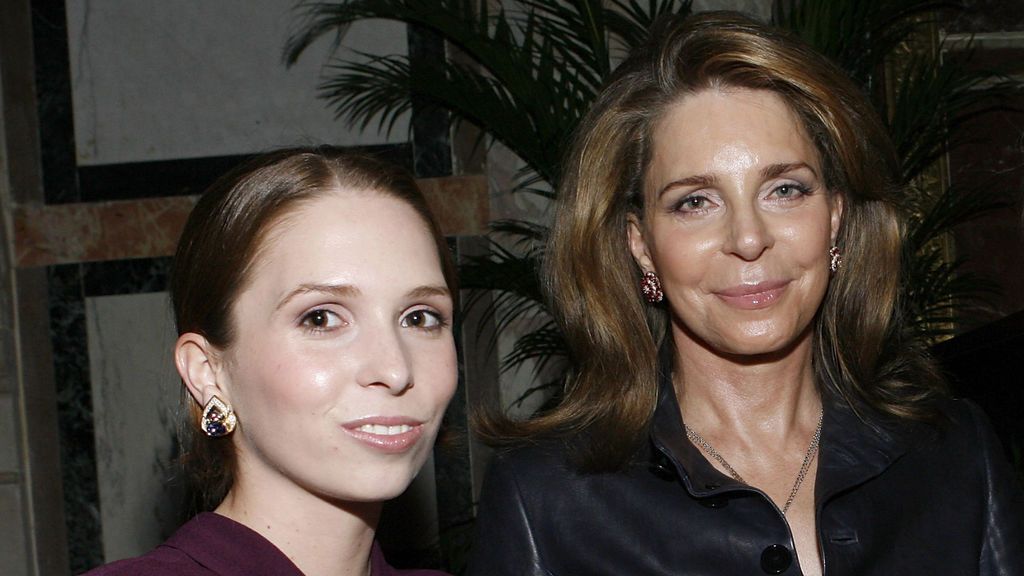 Raiyah de Jordania (izquierda) con su madre, Noor de Jordania (2009)