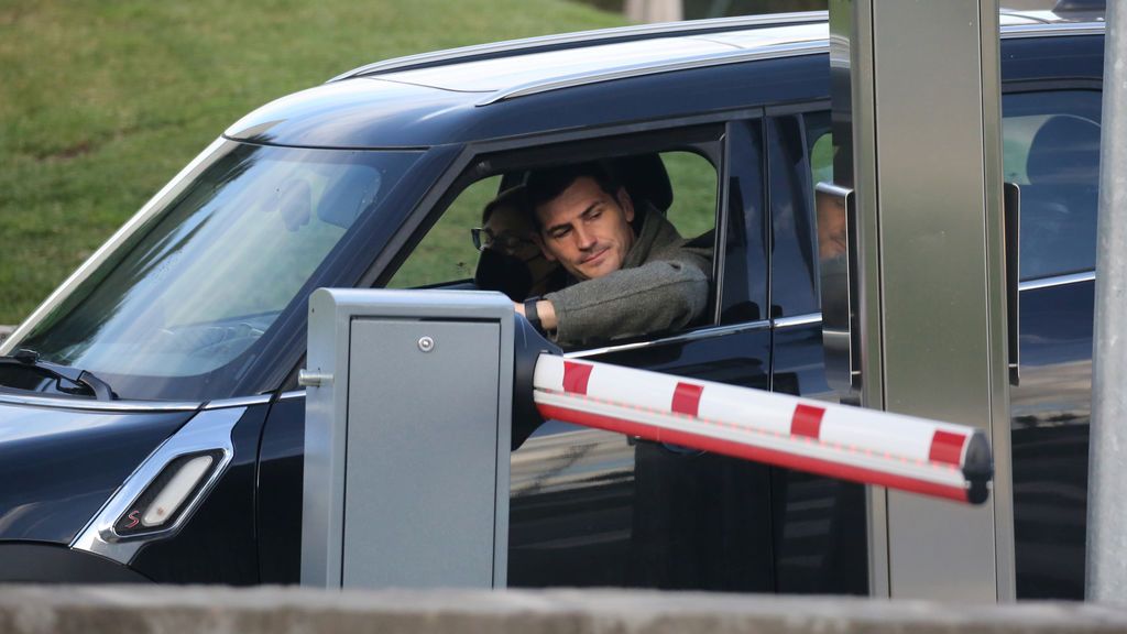 EuropaPress_3555740_iker_casillas_acude_hospital_donde_encuentra_ingresada_sara_carbonero