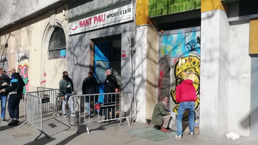 Rocían con gasolina a un sin techo que dormía en la puerta de un gimnasio en Barcelona Rocían con gasolina a un sin techo que dormía en la puerta de un gimnasio en Barcelona