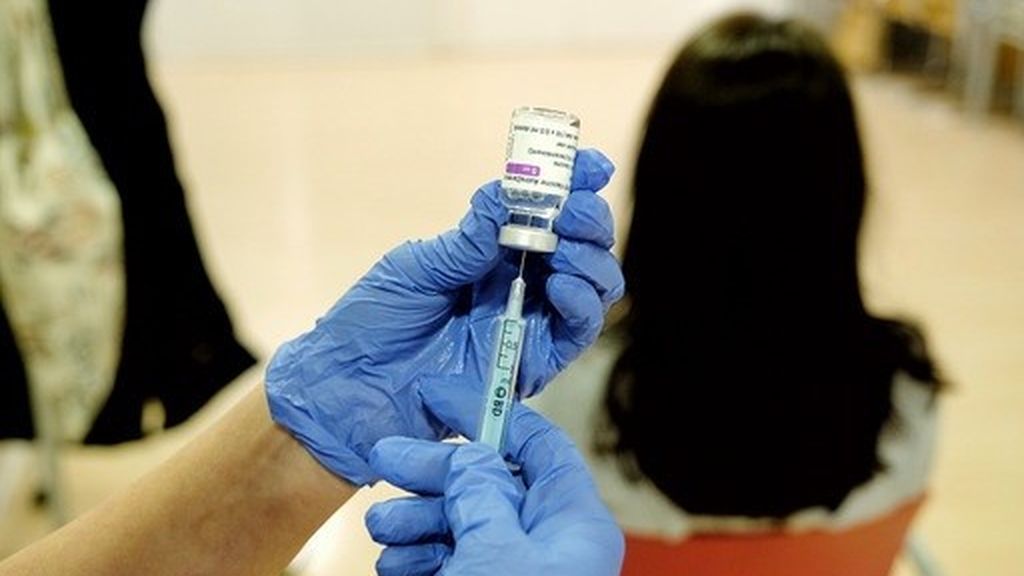 Madrid pide a Sanidad elevar hasta los 65 años la vacunación con AstraZeneca Madrid pide a Sanidad elevar hasta los 65 años la vacunación con AstraZeneca