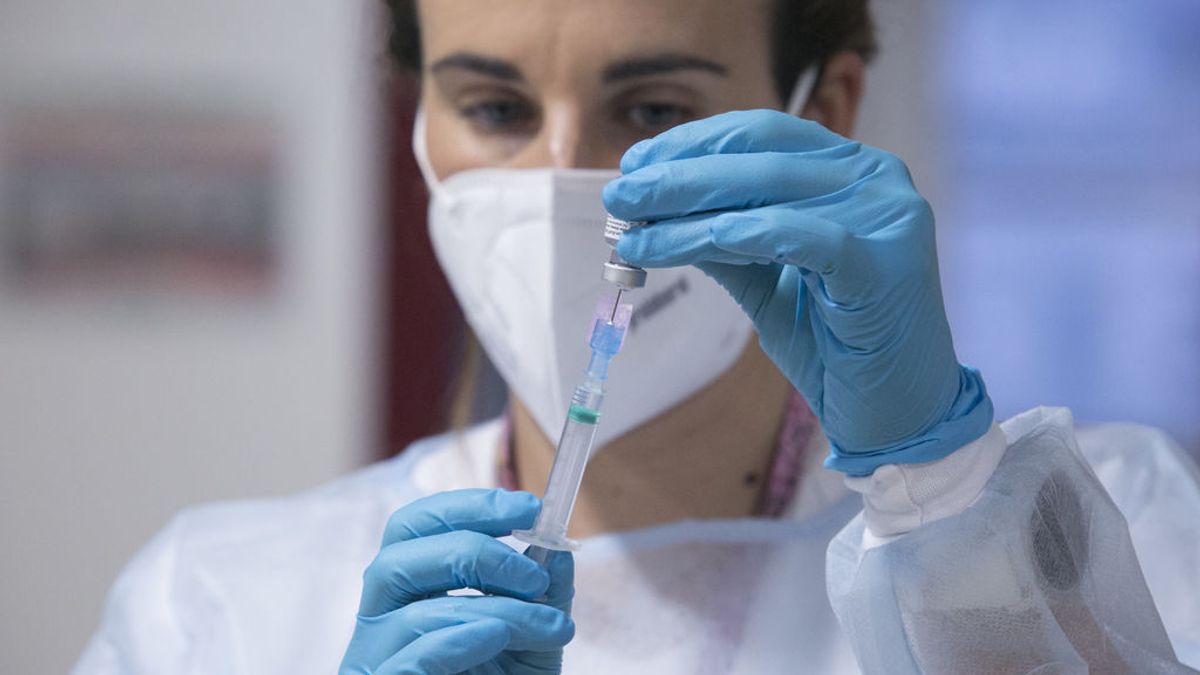Motivos científicos, pros y contras de la decisión de posponer la vacuna para quienes ya hayan pasado la infección Motivos científicos, pros y contras de la decisión de posponer la vacuna para quienes ya hayan pasado la infección