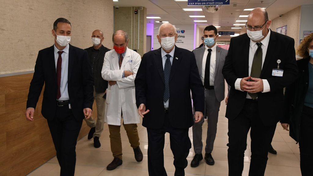 Shlomo Maayan caminando en el Hospital Barzila al lado del Presidente de Israel Reuven Rivlin