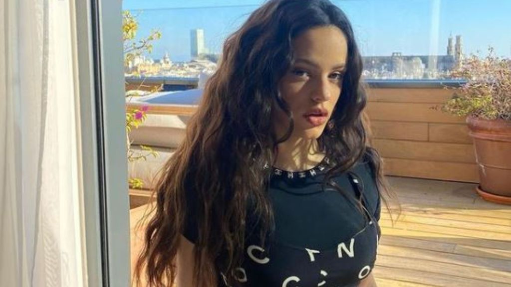Rosalía se despide de su melena XXL y le mete bien de tijera: así es su nuevo cambio de imagen