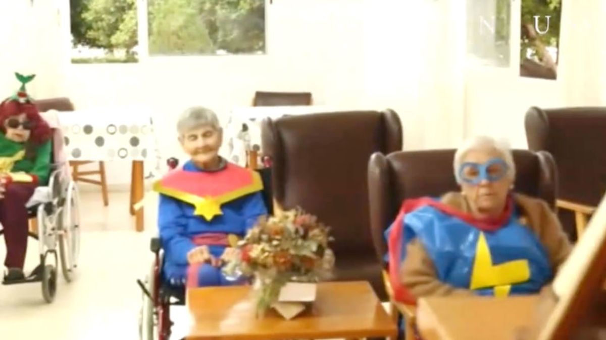 Los ancianos de una residencia reciben la vacuna vestidos de superhéroes