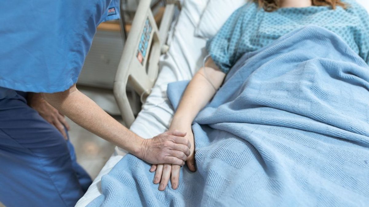 La emotiva nota con emoji de una mujer de 80 años a la enfermera que la atendió en urgencias: “Gracias”