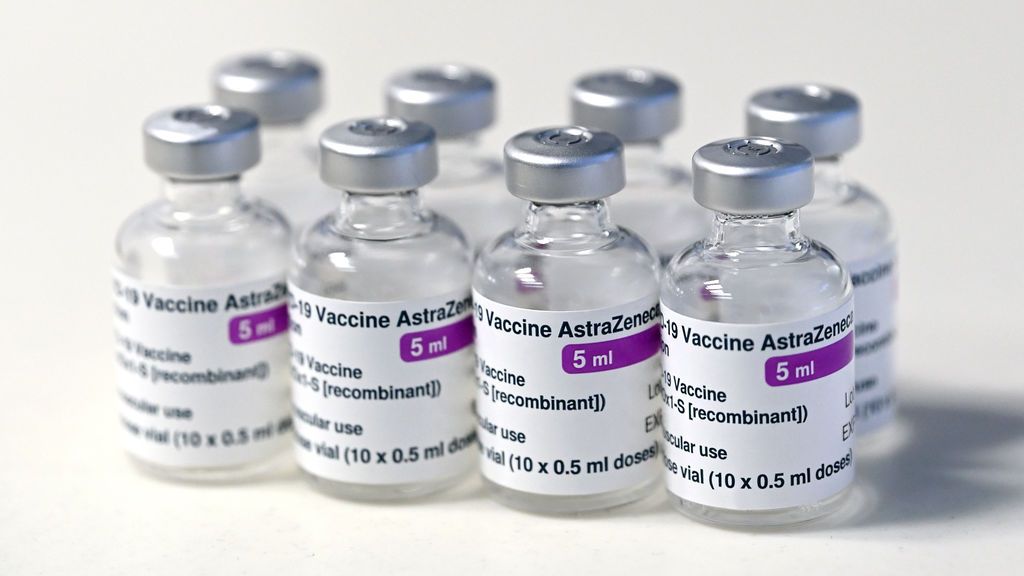 España se atasca con la vacunación por el lio de AstraZeneca: llegan más dosis que nunca, pero se ponen menos inyecciones España se atasca con la vacunación por el lio de AstraZeneca: llegan más dosis que nunca, pero se ponen menos inyecciones