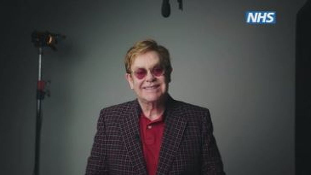 Elton John y Michael Caine animan a vacunarse en un anuncio de la sanidad pública británica