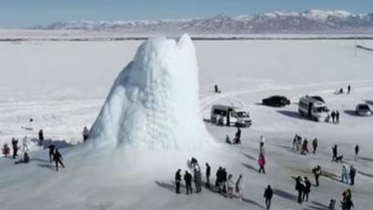Aparece de la nada un singular volcán de hielo de 13 metros en Kazajstán
