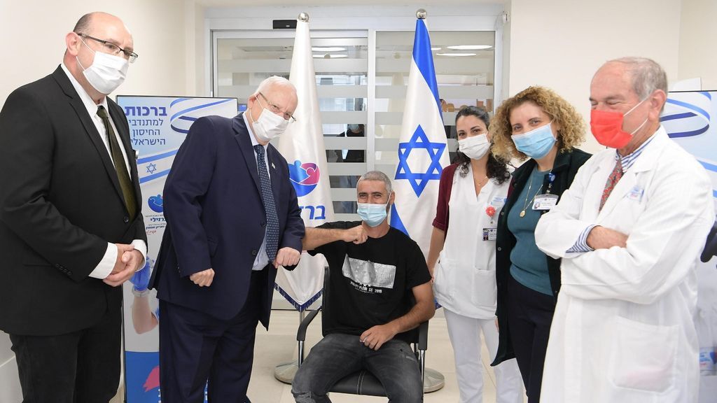 Primer voluntario en los ensayos del proyecto israelí para la vacuna (A la derecha de la foto, el virólogo Shlomo Maayan)