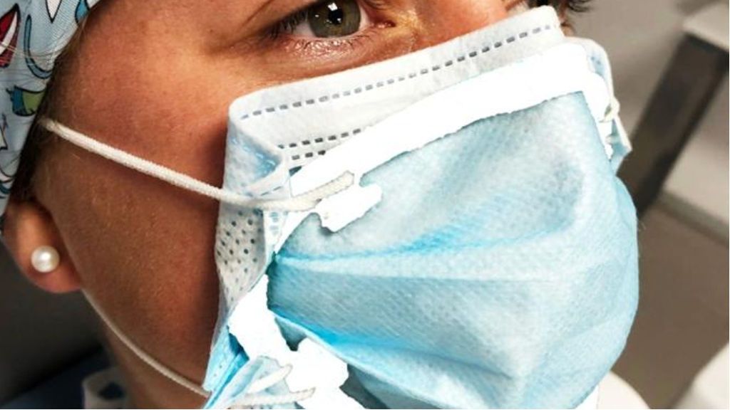 Patentan un cierre que adapta la mascarilla quirúrgica al contorno facial Patentan un cierre que adapta la mascarilla quirúrgica al contorno facial