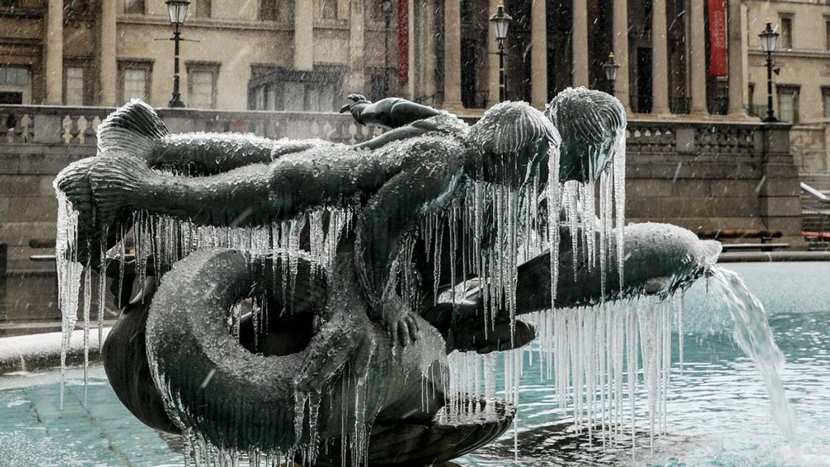 Londres se congela, literalmente: así están las fuentes de la ciudad por la Bestia del Este