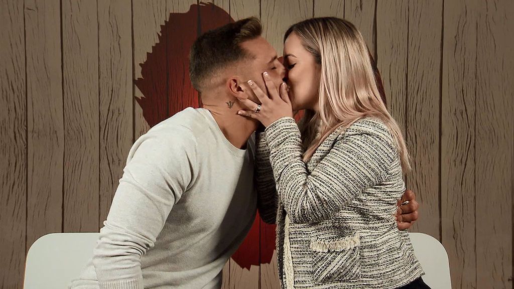 Xania y Sergio se besan en el programa 'First Dates'