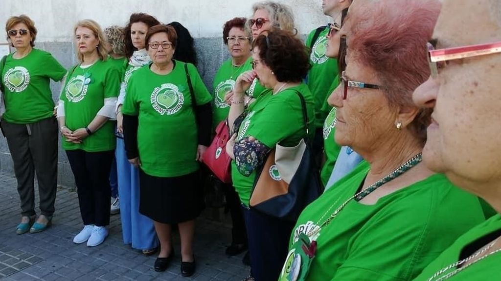 La familia del doble crimen de Almonte siente "impotencia y desconsuelo" tras el informe de la UCO que no reabre el caso La familia del doble crimen de Almonte siente "impotencia y desconsuelo" tras el informe de la UCO que no reabre el caso