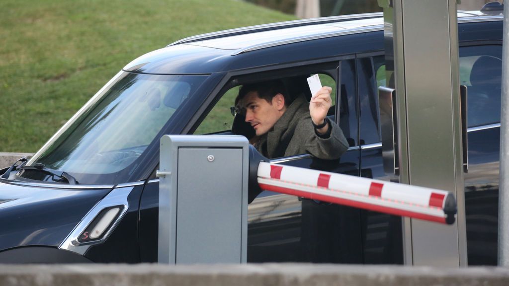 EuropaPress_3555739_iker_casillas_acude_hospital_donde_encuentra_ingresada_sara_carbonero
