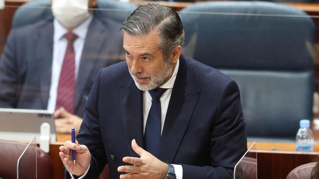 Enrique López "ni siquiera se plantea dimitir" tras poner en contacto al entorno de Bárcenas con el abogado del PP Enrique López "ni siquiera se plantea dimitir" tras poner en contacto al entorno de Bárcenas con el abogado del PP