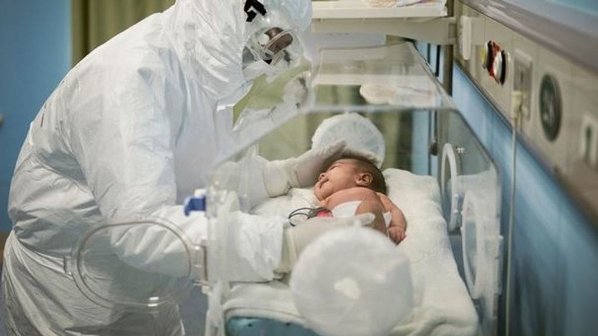 Aíslan a cuatro sanitarios después de asistir a un parto de una mujer contagiada con el covid