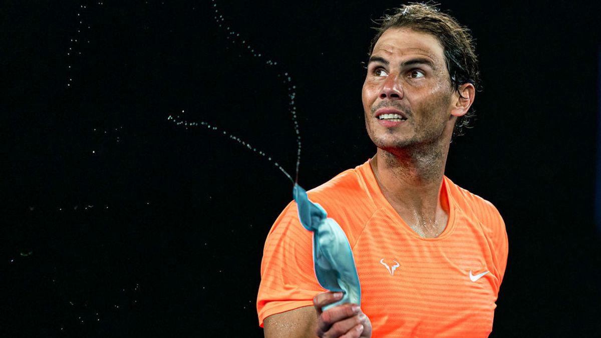 Rafa Nadal responde con una sonrisa a la 'peineta' de una espectadora en las gradas del Open de Australia Rafa Nadal responde con una sonrisa a la 'peineta' de una espectadora en las gradas del Open de Australia