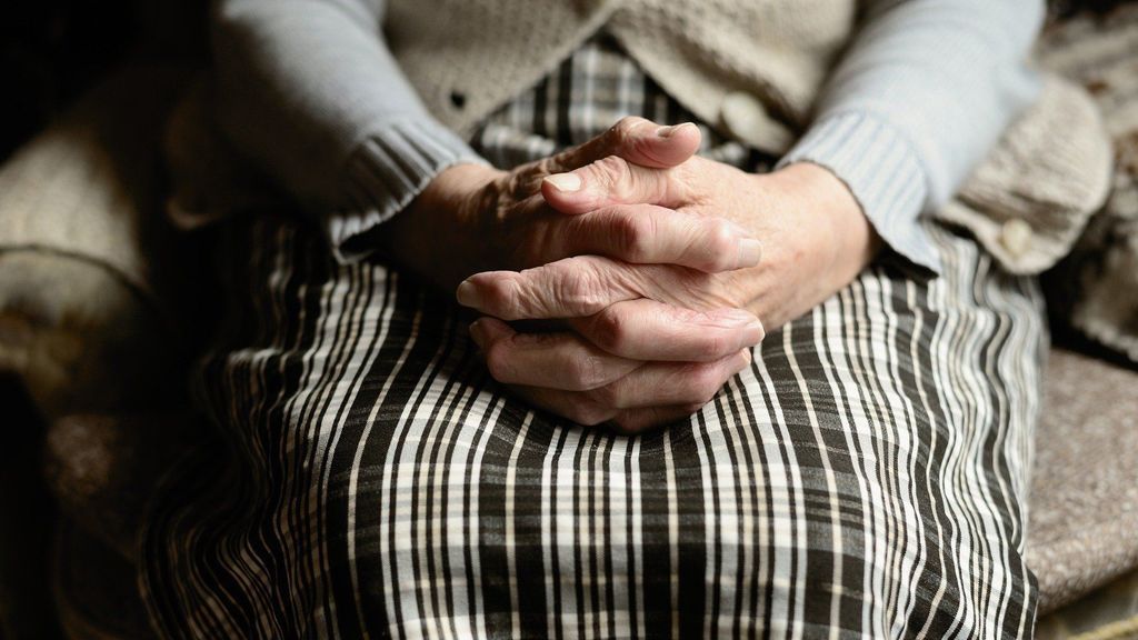 Cataluña relaja las restricciones en residencias: se permiten hacer salidas y las visitas de familiares sin PCR previa Cataluña relaja las restricciones en residencias: se permiten hacer salidas y las visitas de familiares sin PCR previa