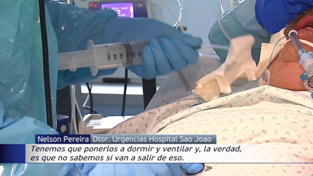 Un equipo de informativos Telecinco entra en una UCI de un hospital de Oporto