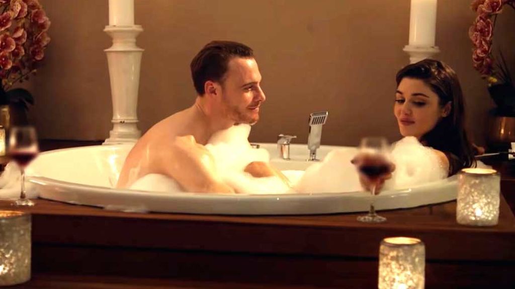La pareja de 'Love is in the air' en el jacuzzi