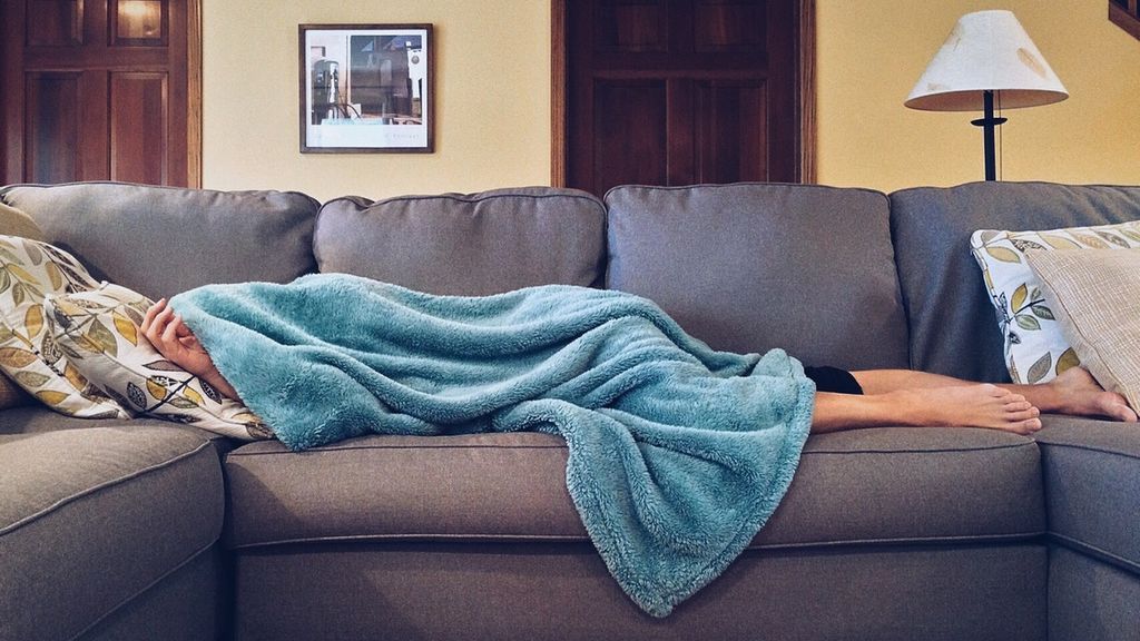 Si eres de los que necesita una cabezadita después de comer, la ciencia te entiende: no eres tú ,son tus genes