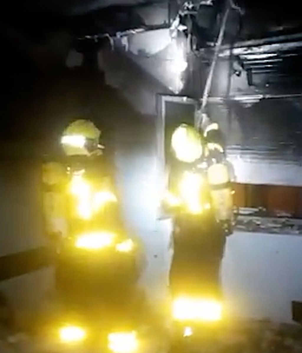Los bomberos trabajando en la zona afectada