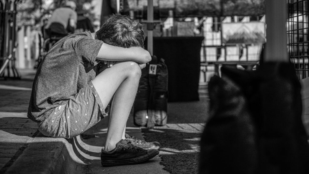 Un chico llorando en un parque