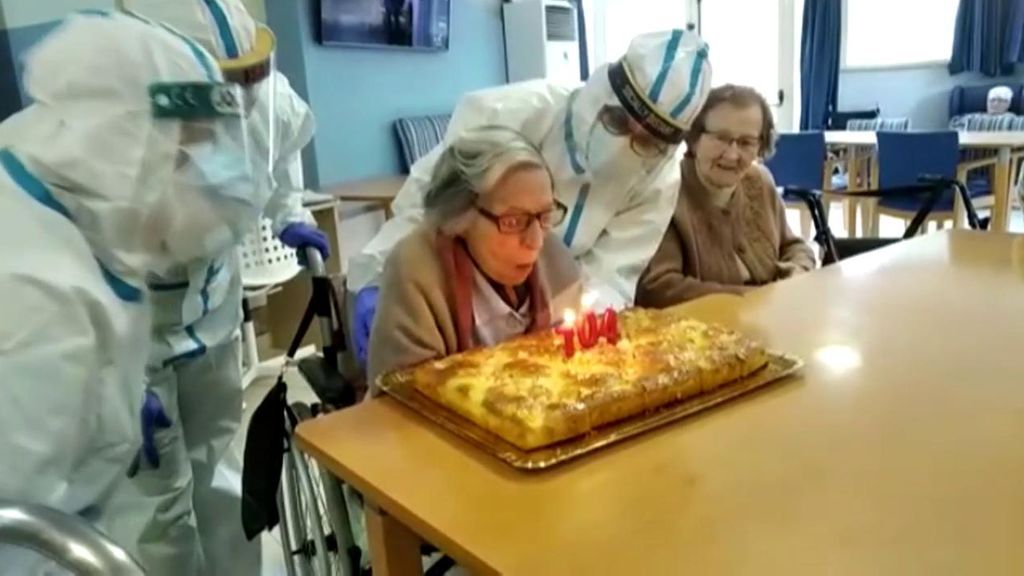 La vacuna cambia la vida en las residencias: Manuela sopla velas con 104 años diciendo adiós al covid