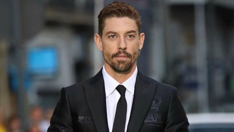 Adrián Lastra, irreconocible en unas fotos de sus inicios como actor