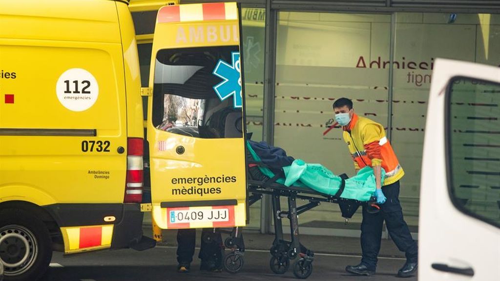 El peligro de facilitar una "gran ola de infección" tras vacunar a los más vulnerables: "Es un riesgo que no se puede permitir" El peligro de facilitar una "gran ola de infección" tras vacunar a los más vulnerables: "Es un riesgo que no se puede permitir"