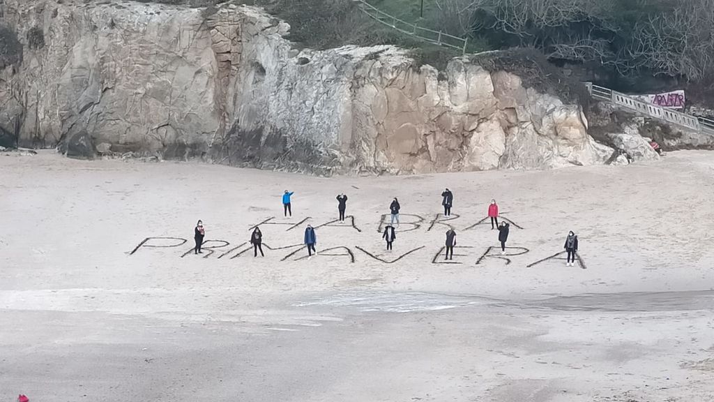Mensajes de esperanza en la playa gallega de As Lapas
