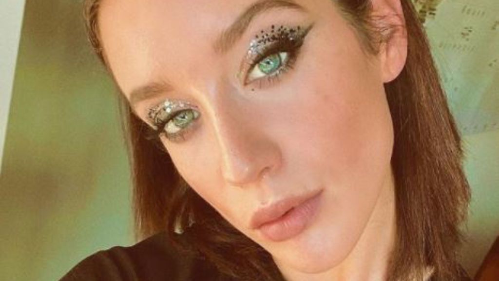 El impactante cambio de look de María Pedraza de morena y con pelo largo