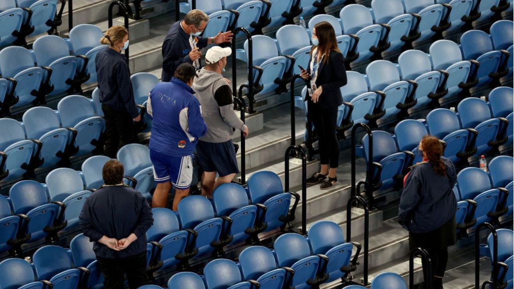 Desalojan al público a mitad del partido de Djokovic en el Open de Australia: “O abandonáis o no seguimos”