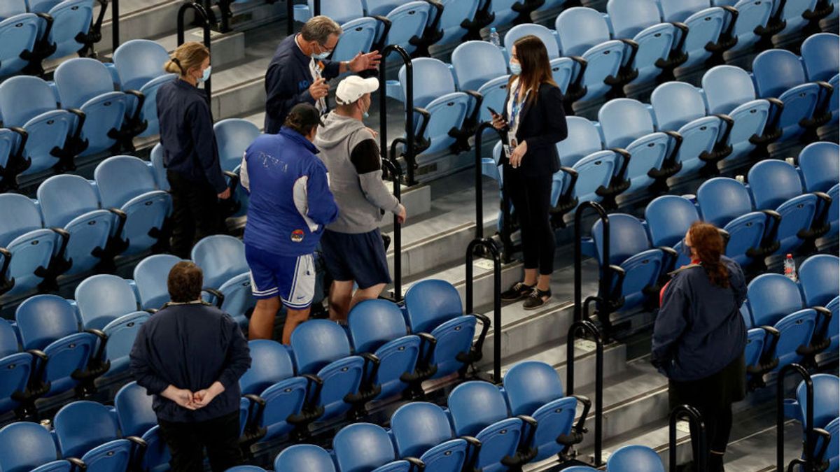 Desalojan al público a mitad del partido de Djokovic en el Open de Australia: “O abandonáis o no seguimos” Desalojan al público a mitad del partido de Djokovic en el Open de Australia: “O abandonáis o no seguimos”