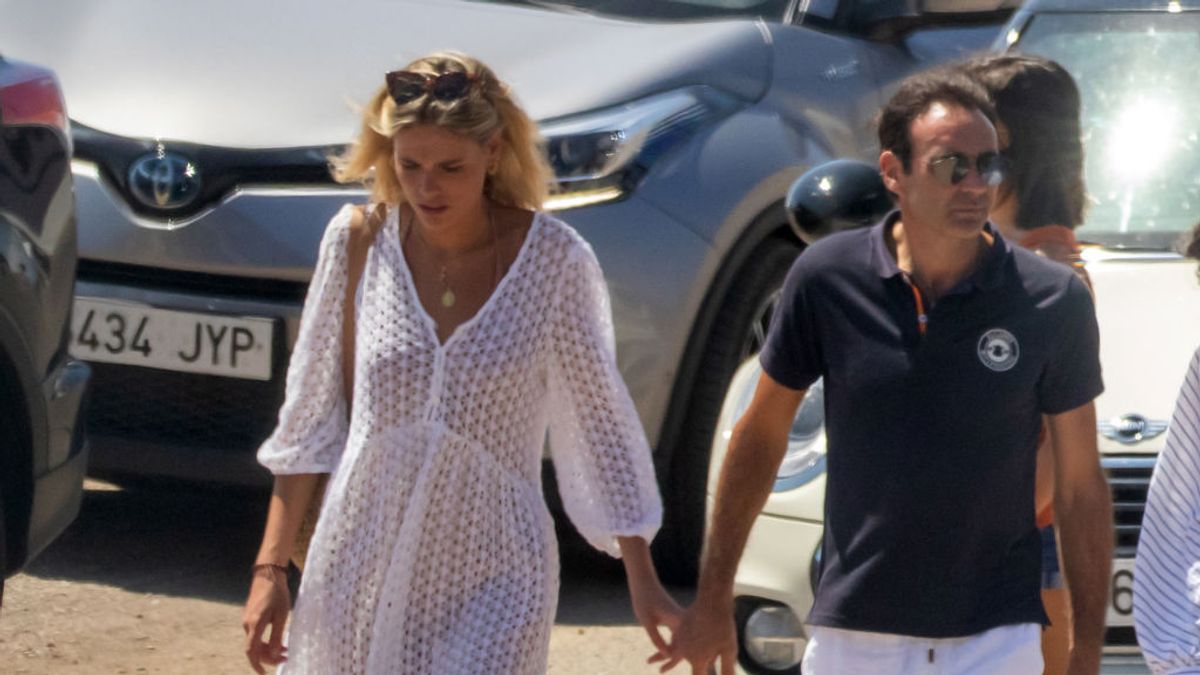 Ana Soria, novia de Enrique Ponce, multada con 1.440 euros por conducir sin carnet Ana Soria, novia de Enrique Ponce, multada con 1.440 euros por conducir sin carnet