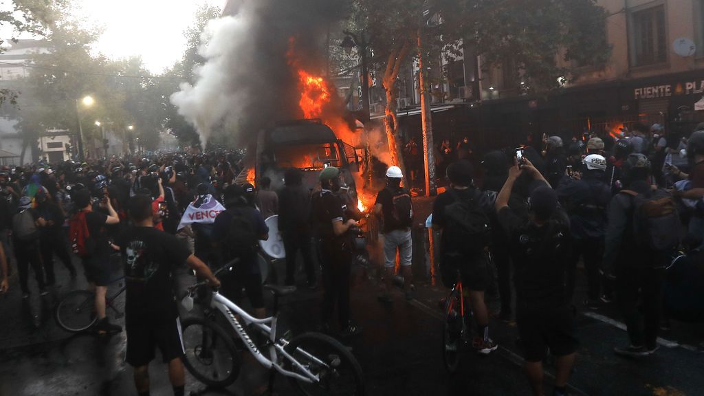 Nuevos detenidos y agentes heridos en la ola de protestas sociales en Chile Nuevos detenidos y agentes heridos en la ola de protestas sociales en Chile