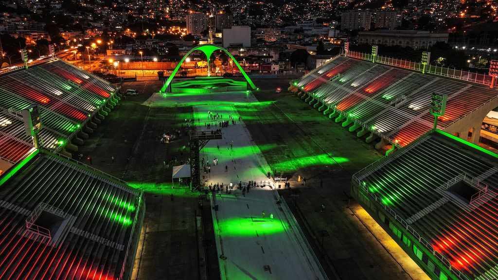 El sambódromo de Río de Janeiro se ilumina en homenaje a las víctimas del coronavirus