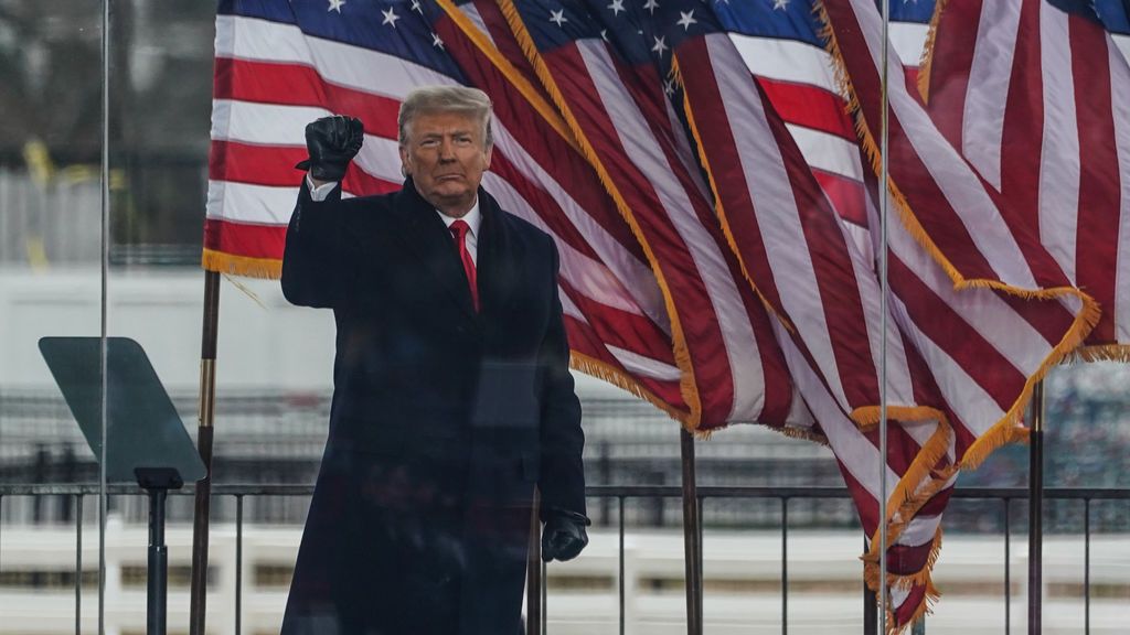 Trump se negó inicialmente a ordenar a los asaltantes del Capitolio que suspendieran la incursión Trump se negó inicialmente a ordenar a los asaltantes del Capitolio que suspendieran la incursión