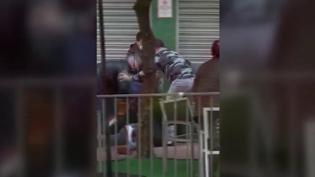 Brutal agresióna de dos policías fuera de servicio a un hombre y su hija en Linares