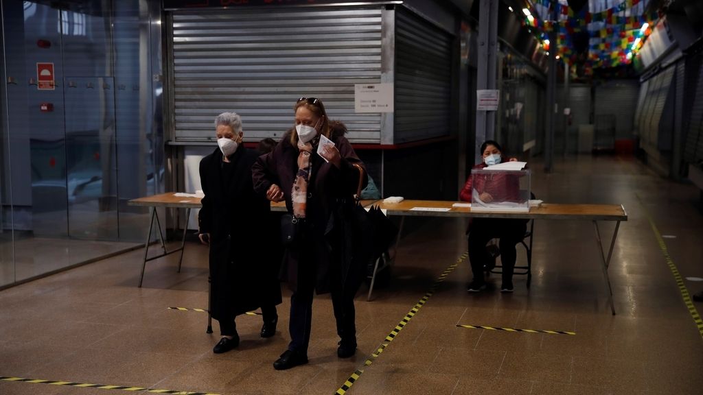 Dos mujeres tras votar en el colegio electoral situado en el Mercat del Ninot