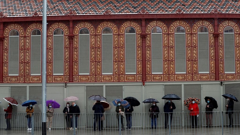Numerosos votantes hacen cola en uno de los colegios electorales del Mercat de Sant Antoni