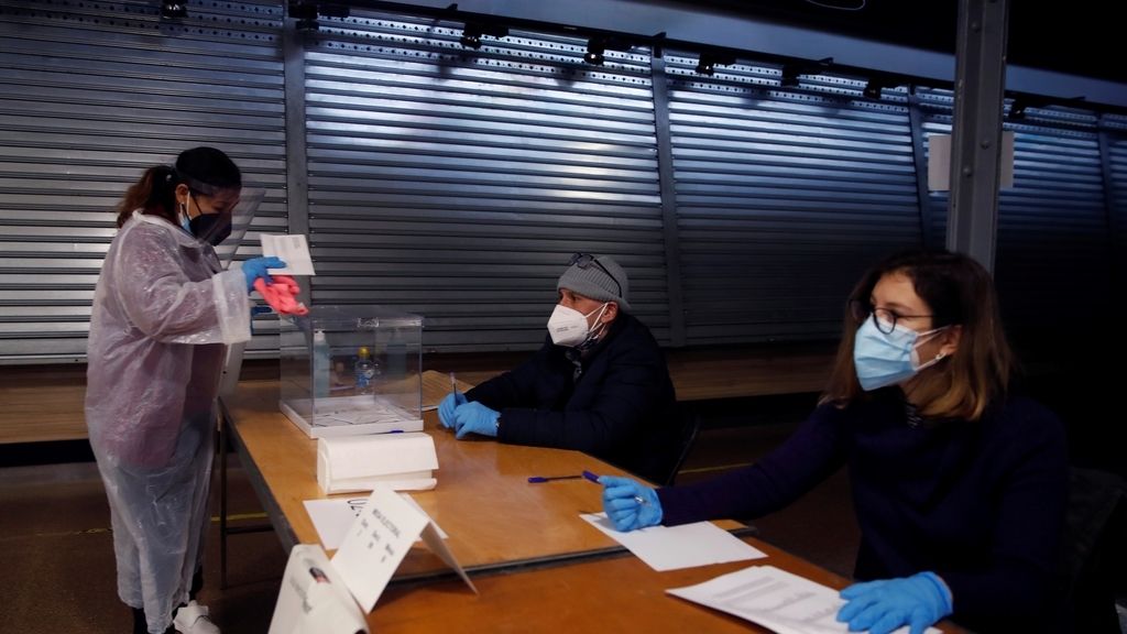 Una mujer limpia una urna en el colegio electoral situado en el Mercat del Ninot