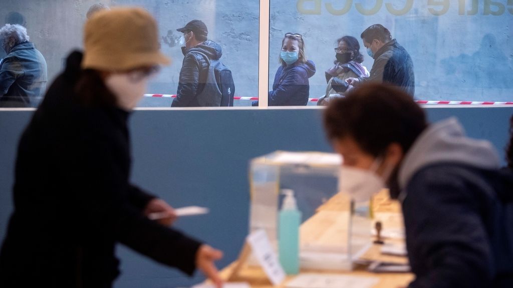 Una mujer limpia una urna en el colegio electoral situado en el Mercat del Ninot