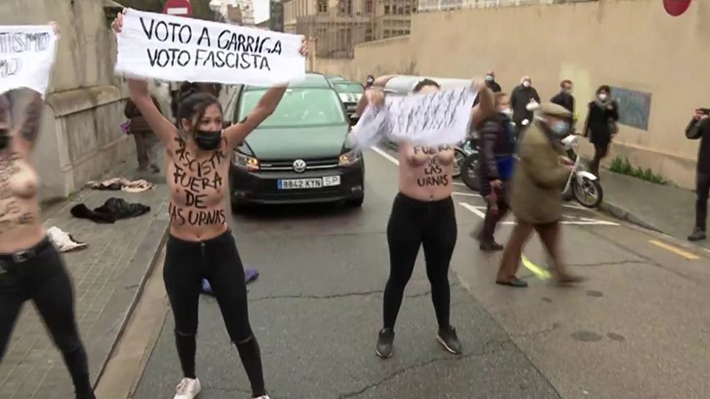 Los candidatos al Parlament votan: el de VOX, Garriga con una protesta de femen