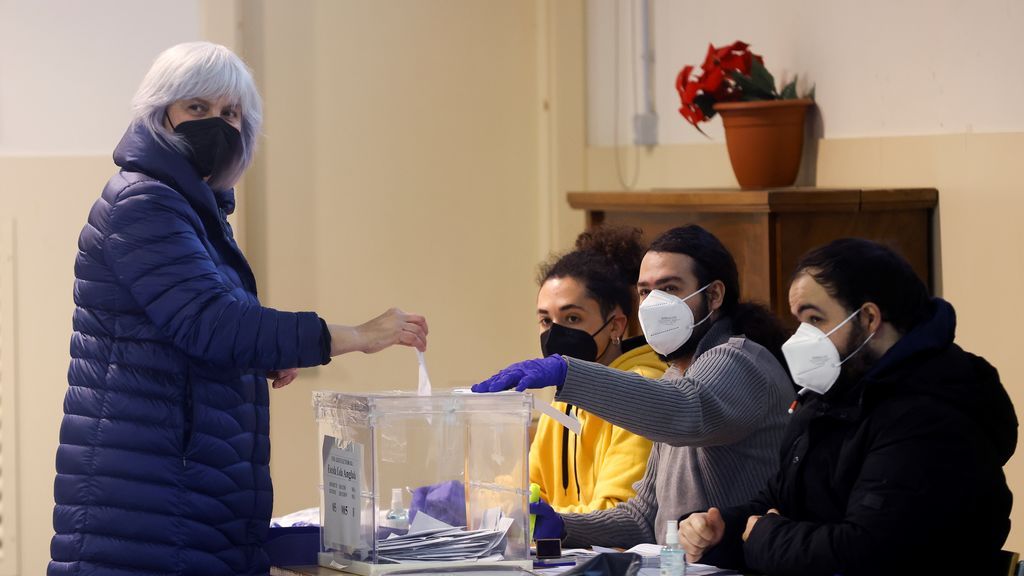 La candidata de la CUP a la Generalitat, Dolors Sabater, vota