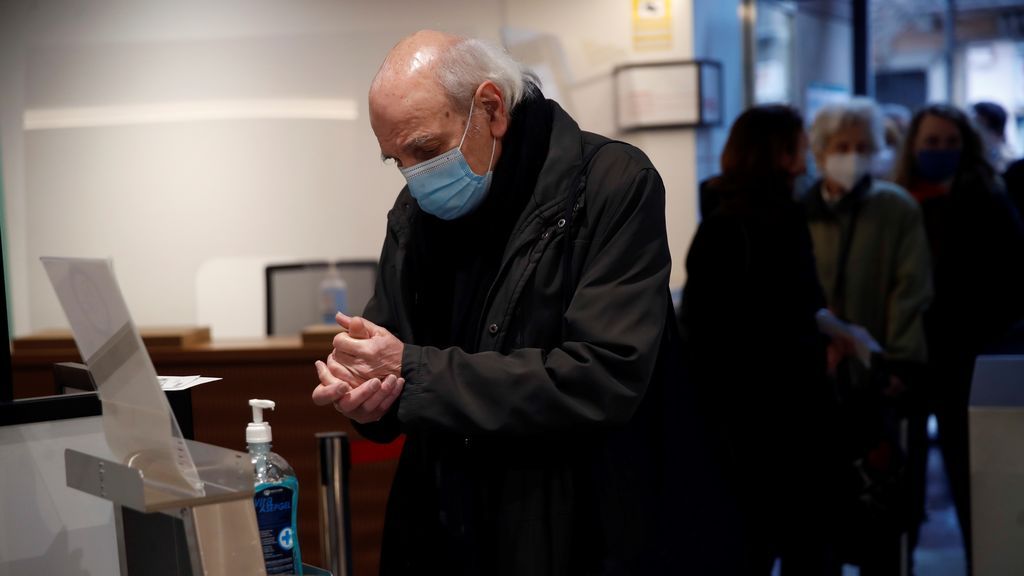 Un votante se desinfecta las manos mientras accede a un colegio electoral en la calle Balmes de Barcelona