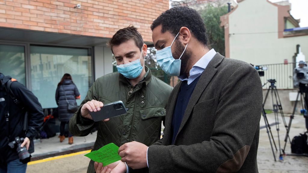 El cabeza de lista de Vox por Barcelona, Ignacio Garriga, a las puertas del colegio electoral