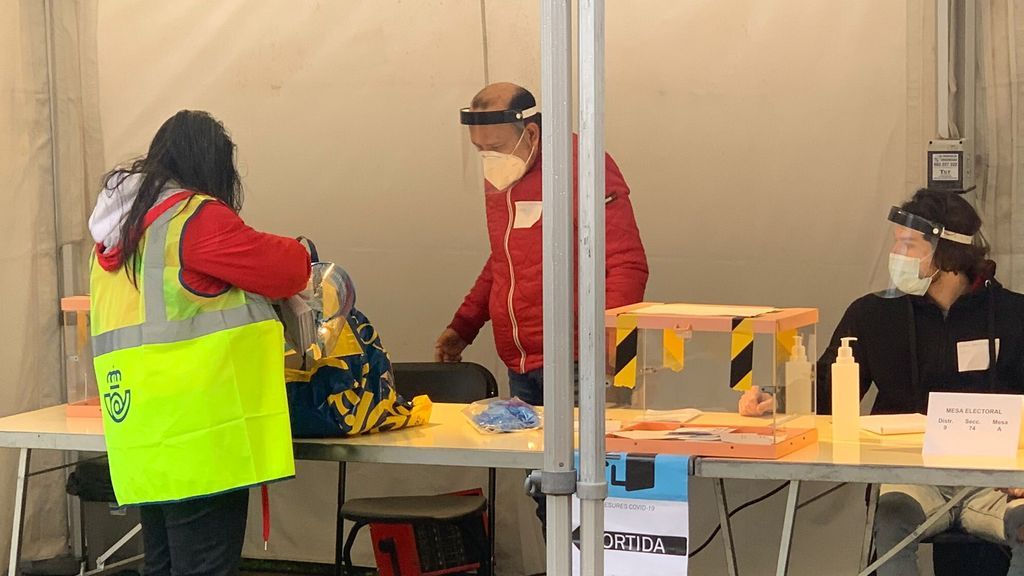 votos por correo llegan a una mesa