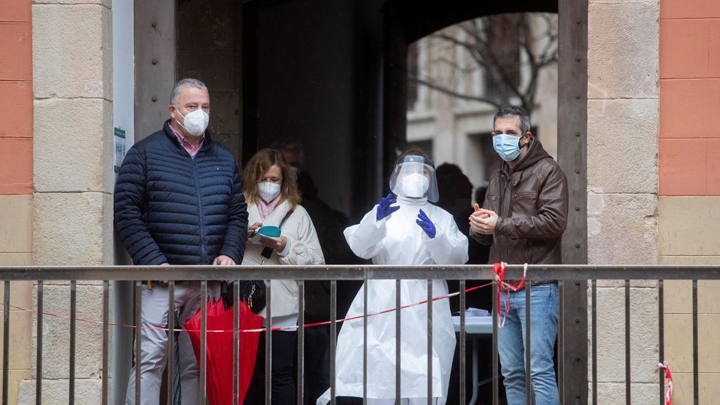 Dos personas controlan el acceso de los votantes al colegio del Convent de San Agustí de Barcelona